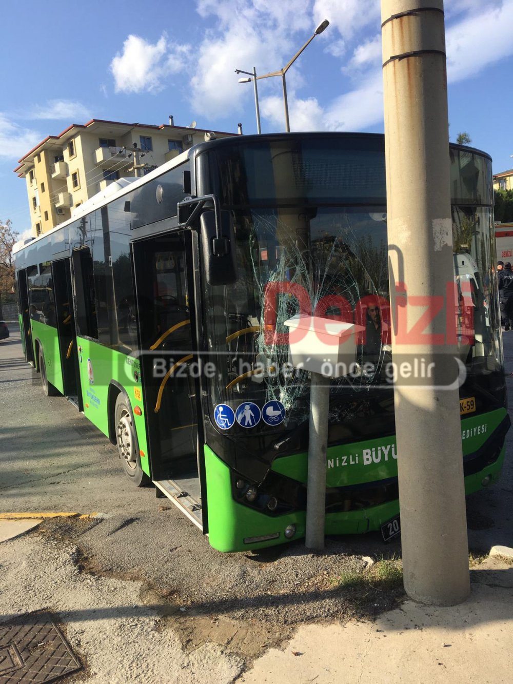 Denizli'de halk otobüsü ile otomobil çarpıştı: 1'si ağır 9 kişi yaralandı