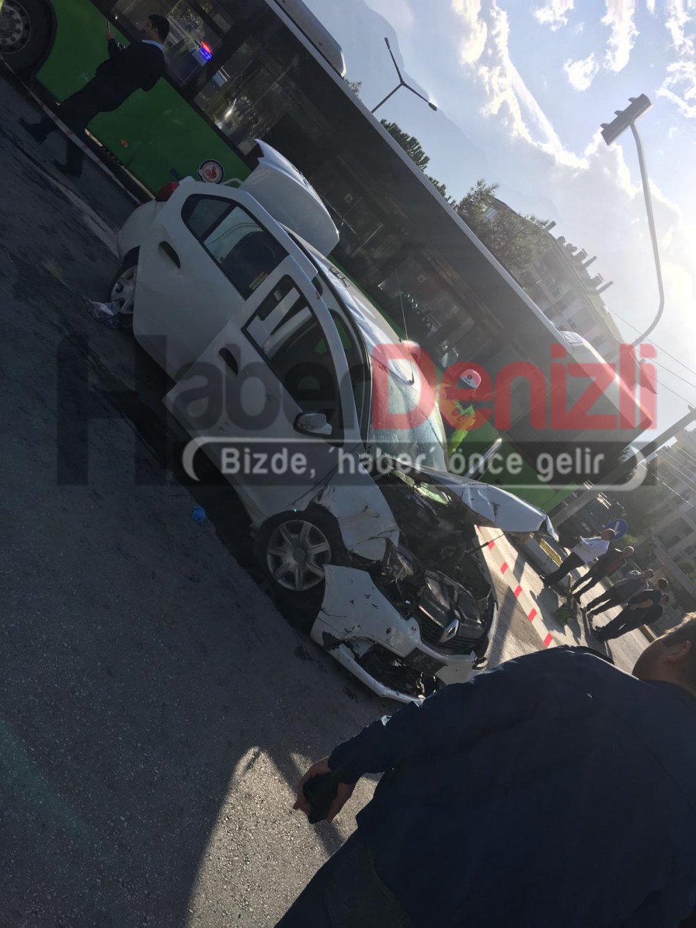 Denizli'de halk otobüsü ile otomobil çarpıştı: 1'si ağır 9 kişi yaralandı