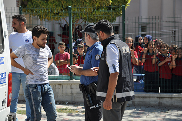 Denizli'de Okul Çevrelerinde Narkotik Operasyon