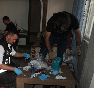 Polis ekipleri Karşıyaka'yı Abluka Altına Aldı: 2 Tutuklu