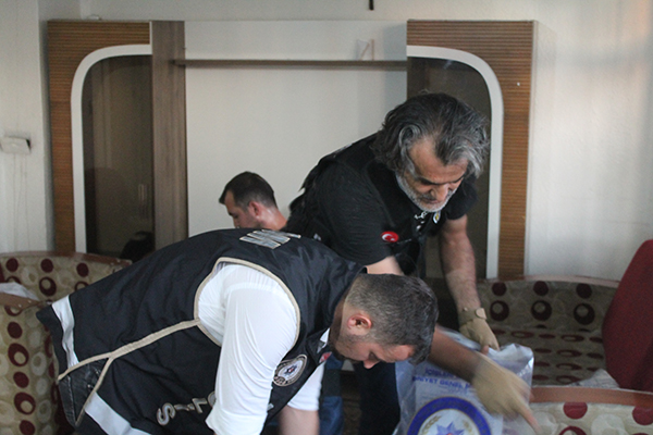 Polis ekipleri Karşıyaka'yı Abluka Altına Aldı: 2 Tutuklu