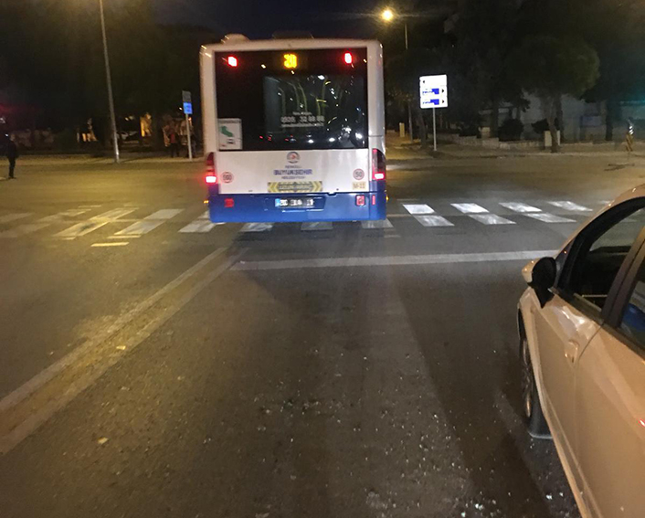 Denizli'de Otobüs Şoförü Yandaki Aracın Camını Tekmeyle Kırdı