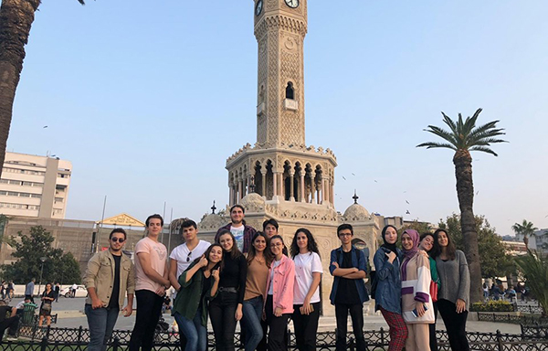Denizli Özel Vildan Anadolu Lisesi, 11 ve 12 sınıf öğrencilerini üniversite tercihleri hakkında bilgi sahibi olmaları, üniversite yaşamı ve akademik kariyerlerine dair fikir edinmeleri için İzmir'deki üniversiteleri gezdirdi.