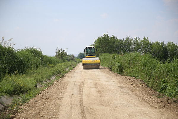 Pamukkale Belediyesi'nden Çiftçilere Yol Desteği