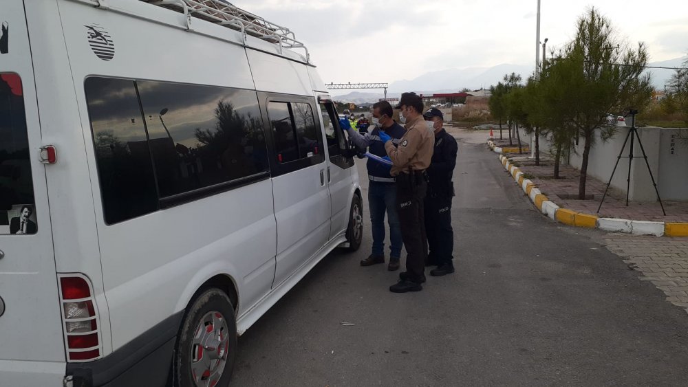 Sarayköy giriş çıkışlarında sürücü ve yolculara HES kodu sorgulaması yapıldı