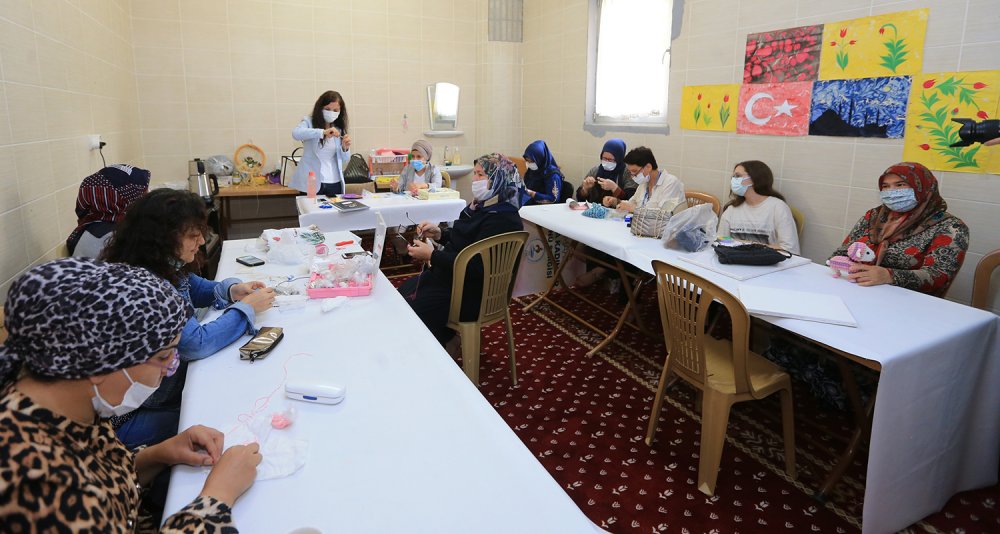 Pamukkale Belediyesinin düzenlediği kurslarda çalışmalar devam ediyor. El sanatlarından, diksiyona kadar geniş yelpazede gerçekleşen ücretsiz kurslara katılan vatandaşlar verilen eğitimlerden çok memnun.