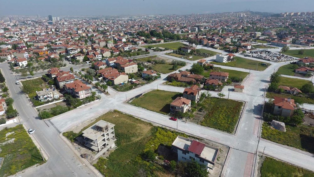 Pamukkale Belediyesi, altyapı çalışmaları tamamlanan mahallelerde üstyapı atağına devam ediyor. Fatih, Deliktaş, Aktepe, Karşıyaka, Dokuzkavaklar ve Anafartalar mahallelerinden yaklaşık 600 sokakta 130 kilometre uzunluğunda üstyapı çalışması yapılacak.