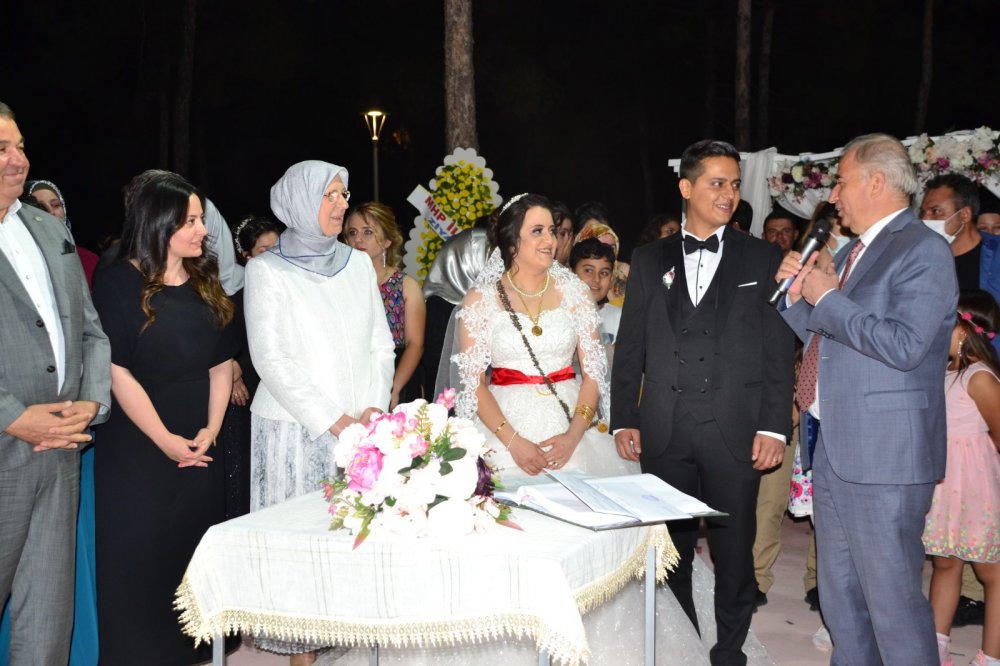 Denizli'nin Çal ilçesi hafta sonu muhteşem bir düğüne tanıklık etti. Binlerce kişi, Belediye Başkanı Fethi Akcan’ın oğlu Mehmet Alperen Akcan ile Ayşegül Çelik’in düğününde bir araya geldi. Başkan Akcan, “Bu mutlu günümüzde Çelik ve Akcan ailelerinin mutluluğuna tanıklık eden herkese şükranlarımı sunuyorum” dedi.