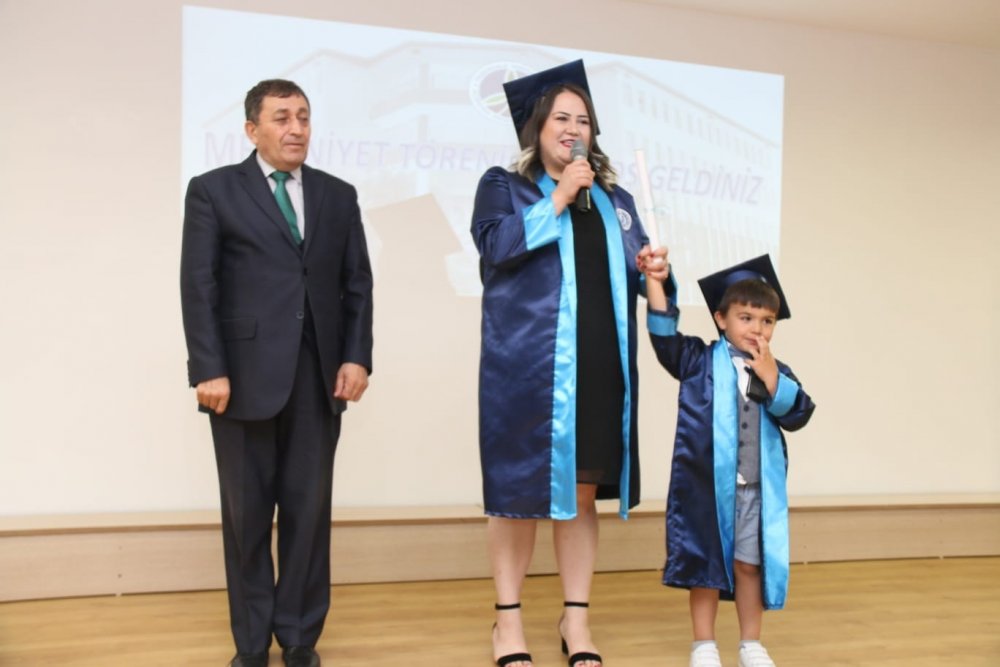 Okul Birincisi Diplomasını Minik Oğluyla Birlikte Aldı