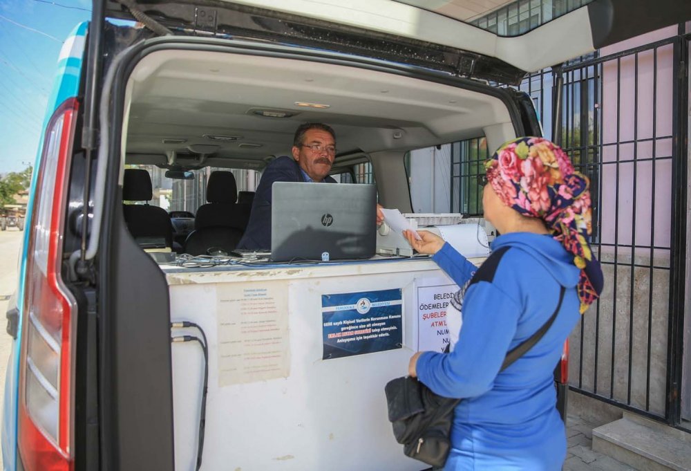 Pamukkale Belediyesi, vergi ödemelerinde vatandaşlara gezici vezne ile kolaylık sağlıyor.