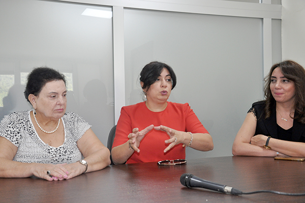 Azerbaycan Çalışma ve Sosyal Politika Komitesi Başkanı Hadi Rajabli’nin eşi Mehriban Receblli, kızları Günay Aliyeva, Ulviyye Tahirli ve kız kardeşi Rubaye Recebova Özel Denizli Cerrahi Hastanesi’ni ziyaret etti.