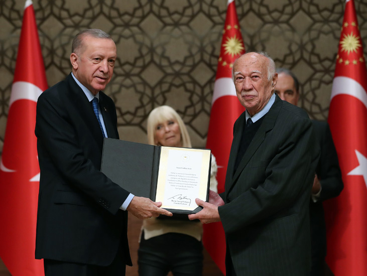 Denizlili Yazar Sazak'a Edebiyat Ödülü Cumhurbaşkanından