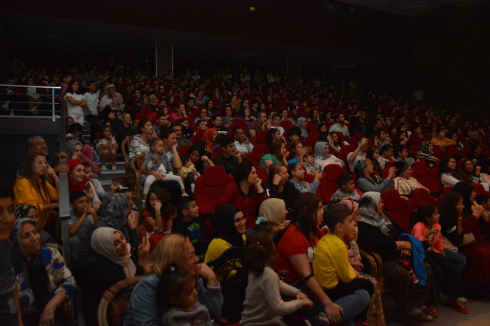 Sarayköy, tiyatro sezonuna ekibiyle, seyircisiyle iddialı başladı