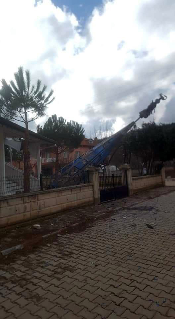 Kızılca Mahalle Camisi'nin minaresi yıkıldı
