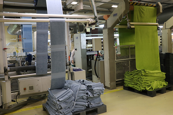 Denizli'de tekstil fabrikası, çatısına kurduğu GES'le enerjisini kendisi üretiyor