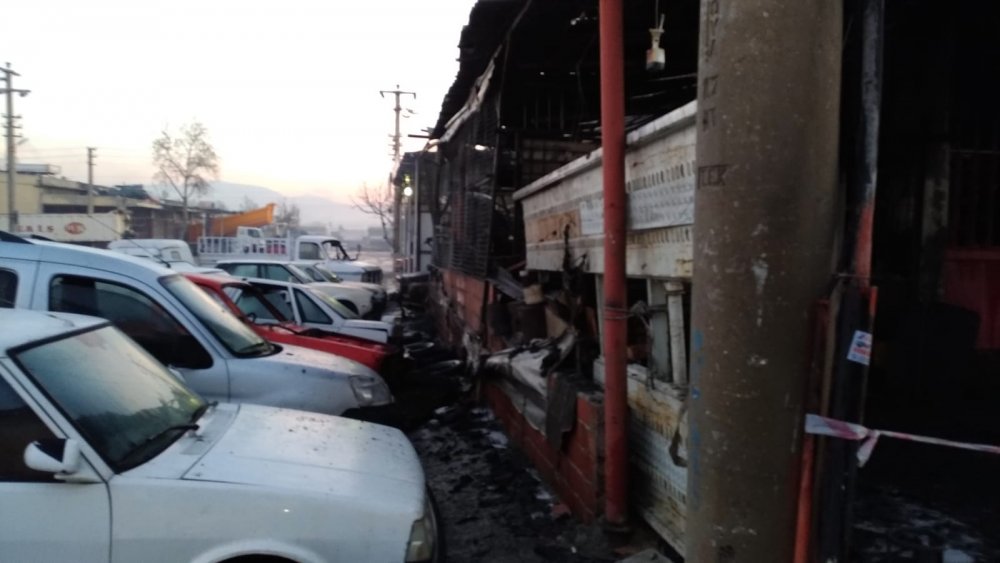 Denizli'de İş Yerinde Yangın: 3 Araç Yandı 3 Araçta Zarar Gördü