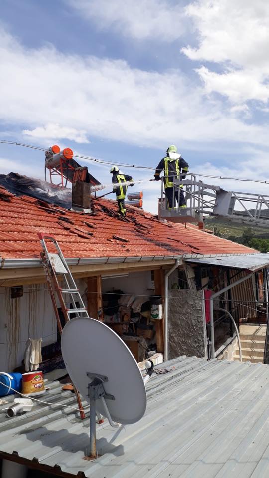 Evin Çatısında Çıkan Yangına İtfaiye Müdahale Etti